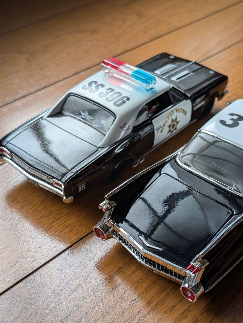 アメ車ミニカー2台 Cadillacなど 1/24 パトカー