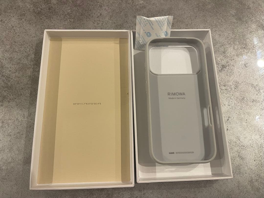 正規品 RIMOWA iPhone 17 Pro ケース シルバー アルミニウム