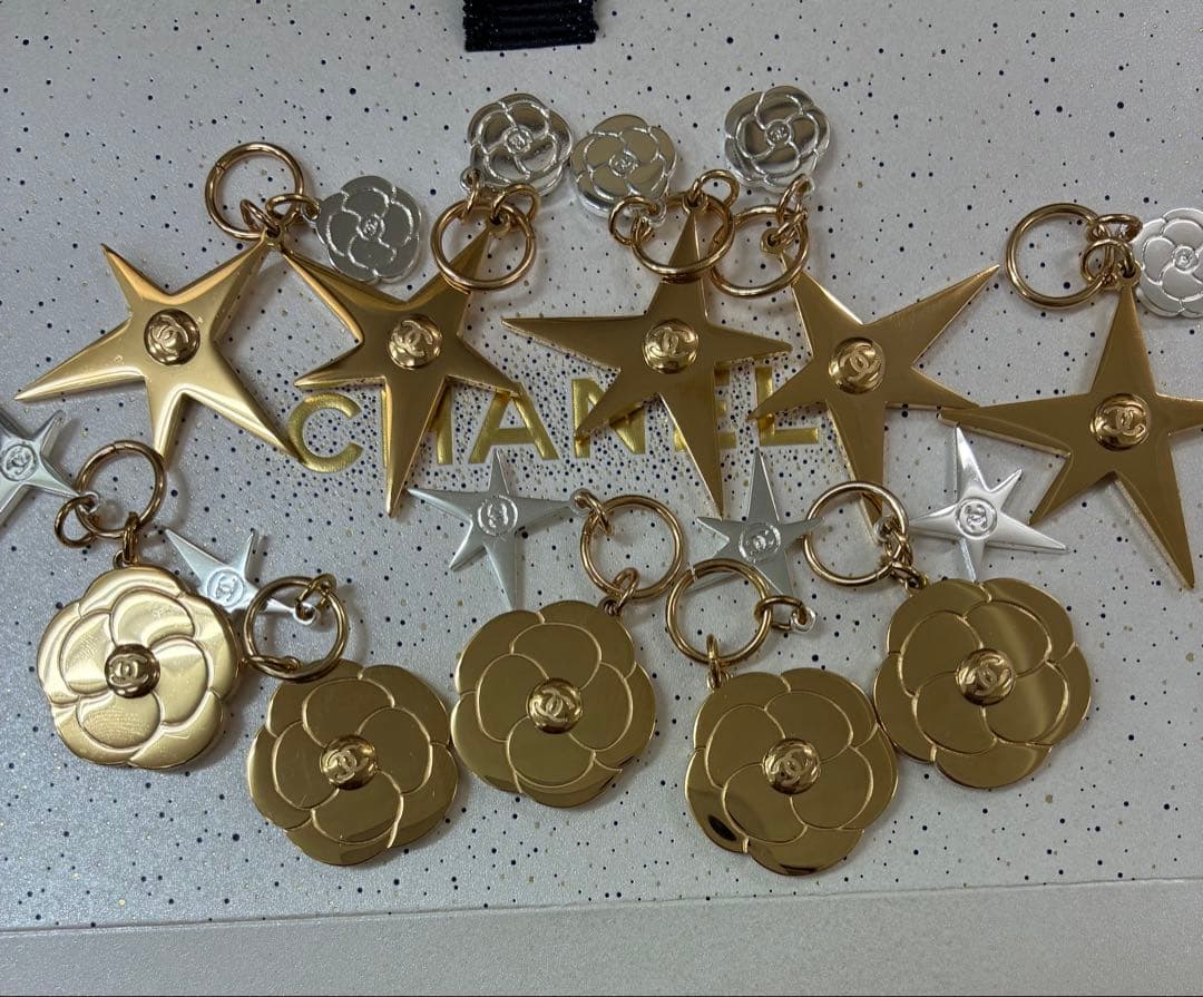 CHANELシャネル　クリスマス　ホリデー限定チャーム　カメリア　コメット