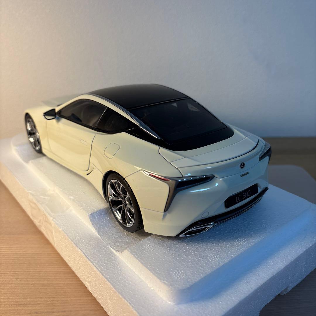 オートアート　レクサス　 LC500 メタリック　ホワイト　1/18 ミニカー