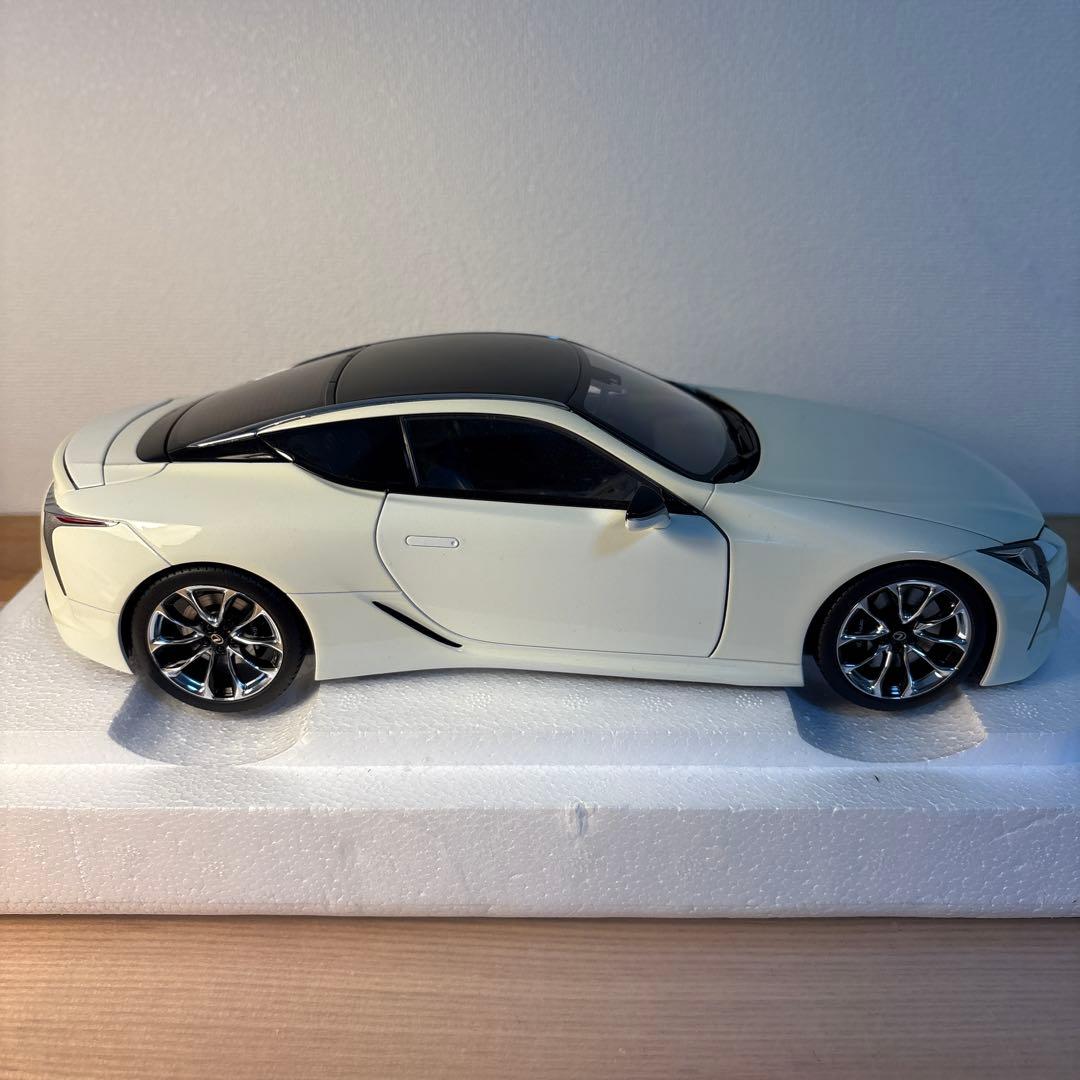 オートアート　レクサス　 LC500 メタリック　ホワイト　1/18 ミニカー