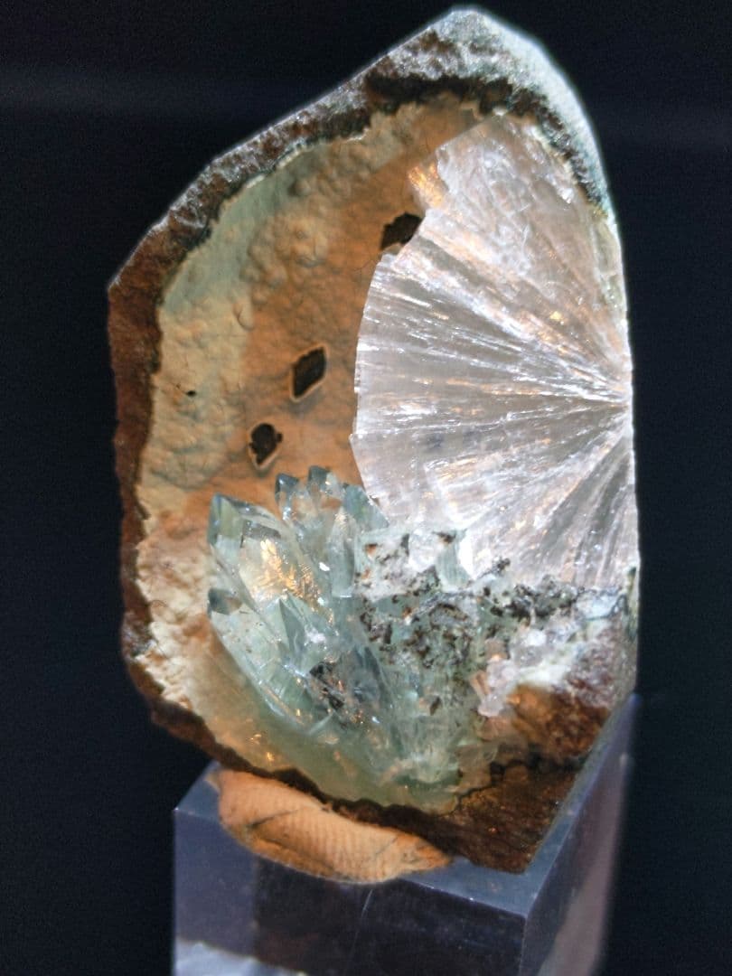 アポフィライト 魚眼石 鉱石 鉱物 ミネラル 標本 原石 母岩付き ①