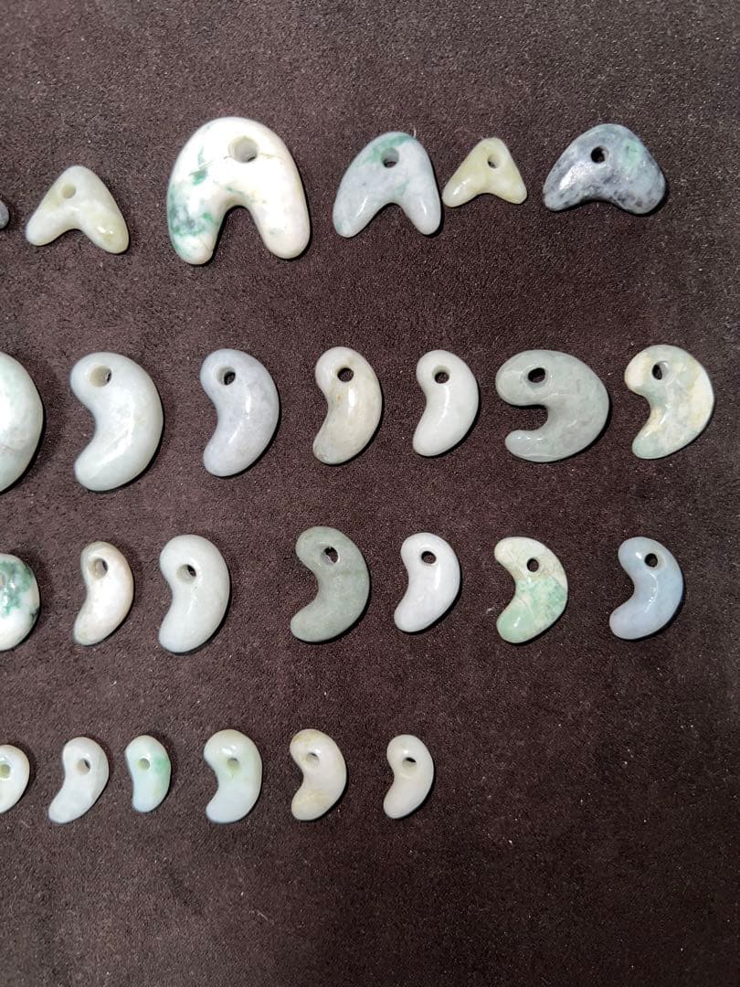 糸魚川翡翠　勾玉　40点まとめ売り