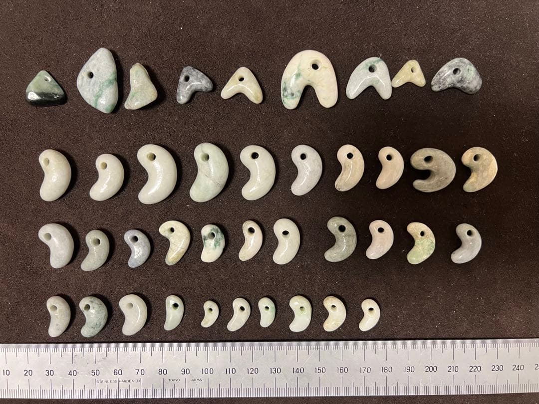 糸魚川翡翠　勾玉　40点まとめ売り