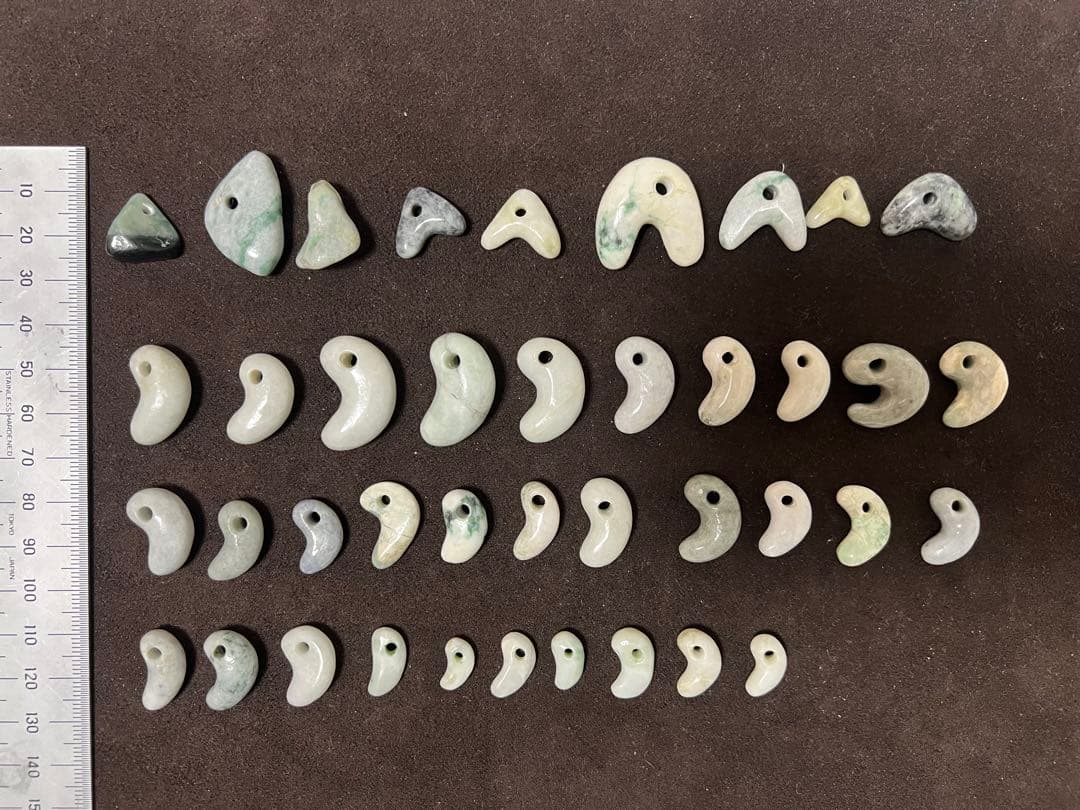 糸魚川翡翠　勾玉　40点まとめ売り