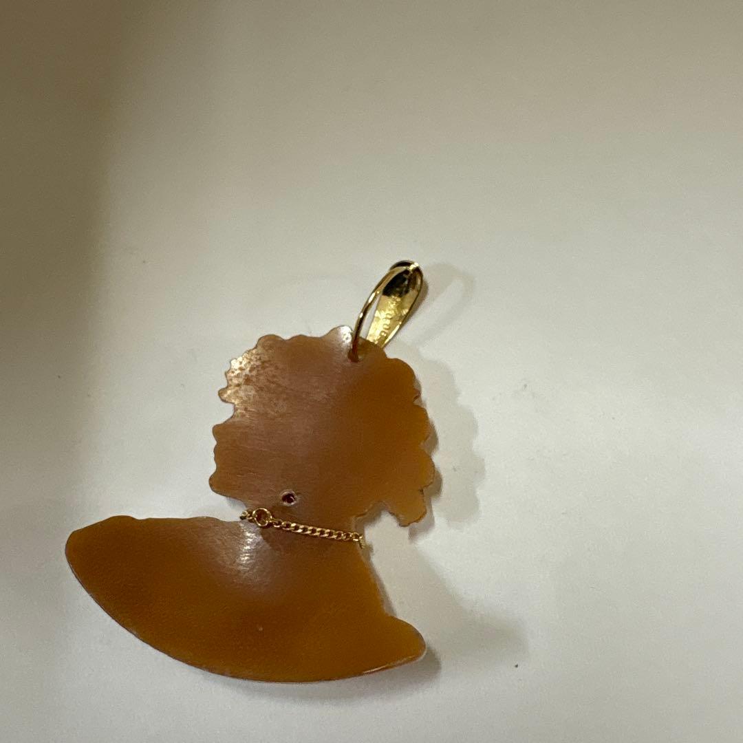 作家品　Ｋ１８　シェルカメオ　ルビー付き　ペンダント