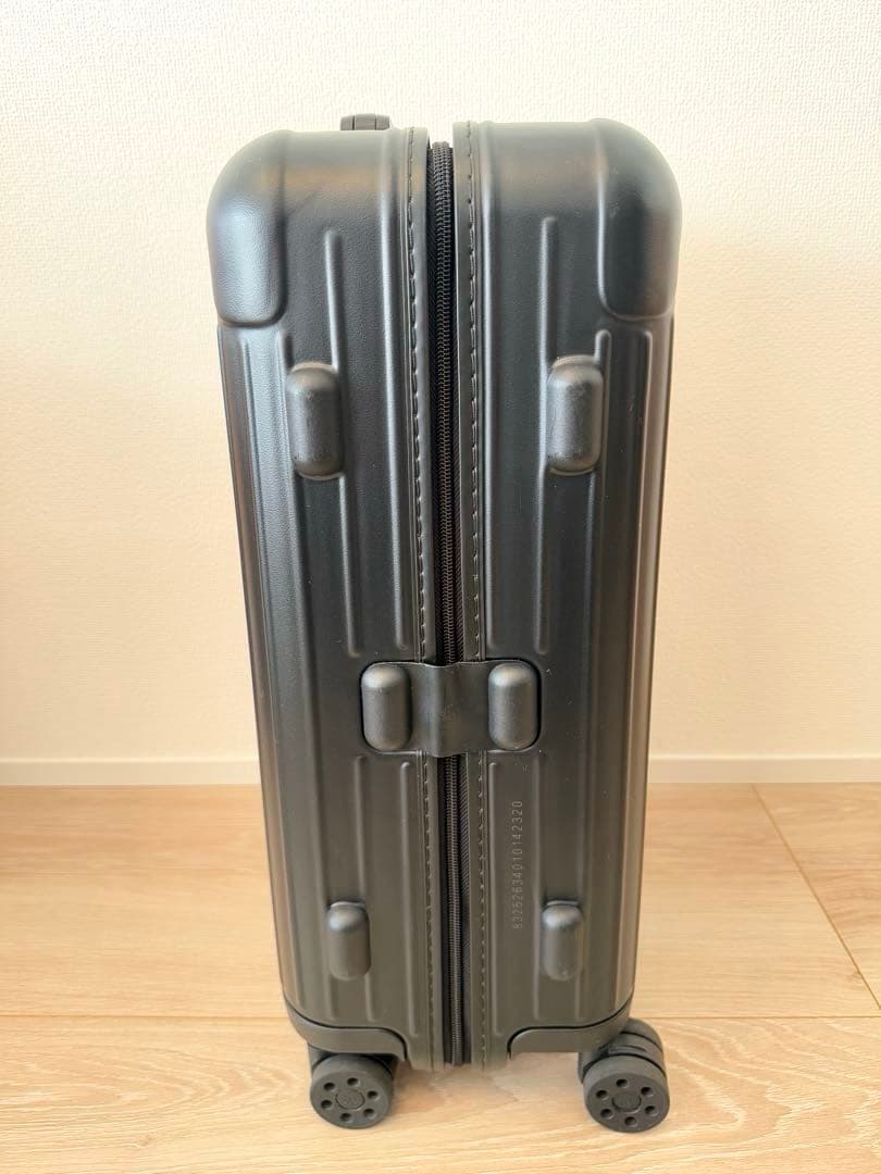 J RIMOWA Essential Cabin S マットブラック
