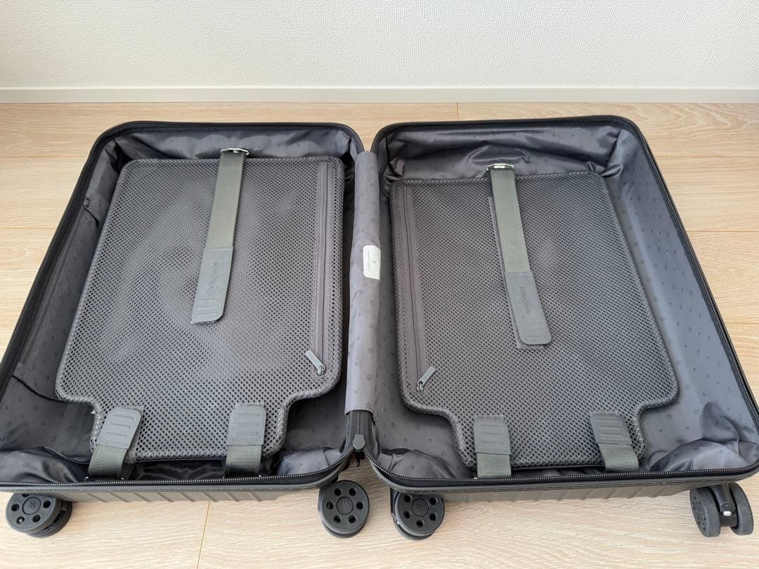 J RIMOWA Essential Cabin S マットブラック