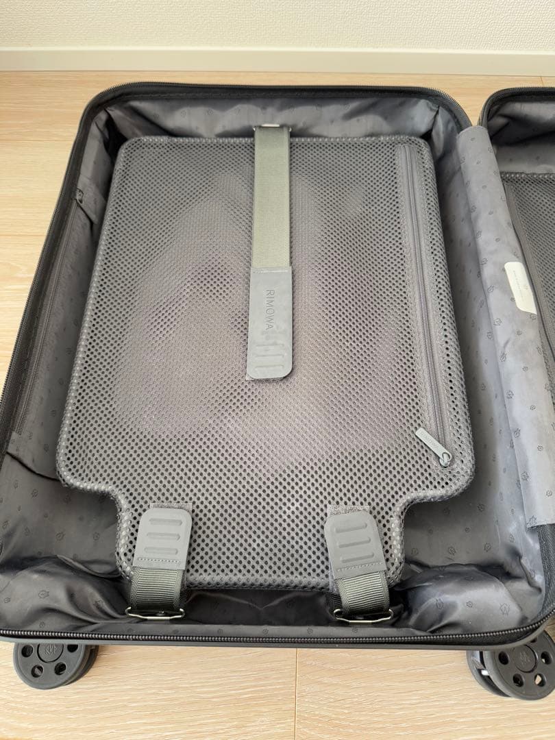 J RIMOWA Essential Cabin S マットブラック