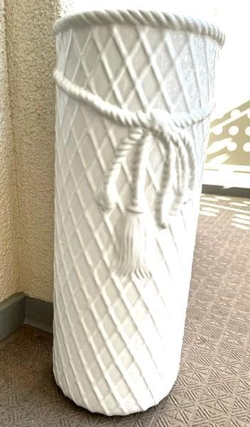 輸入雑貨　　傘立て ポルトガル製　おしゃれなリボン柄　ホワイト　陶器