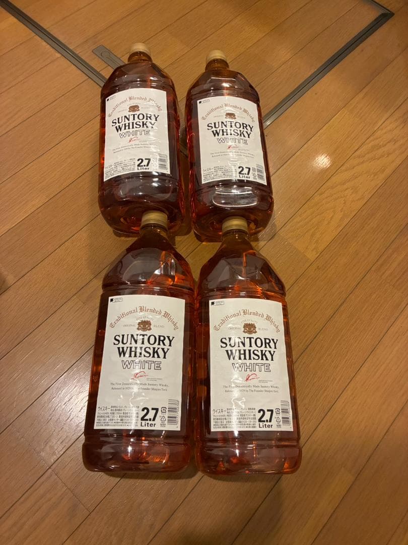 ホワイト ペット 2.7L　4本