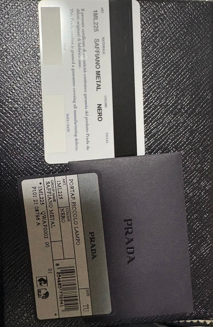 【aさま専用】PRADA 二つ折り財布 黒 レザー