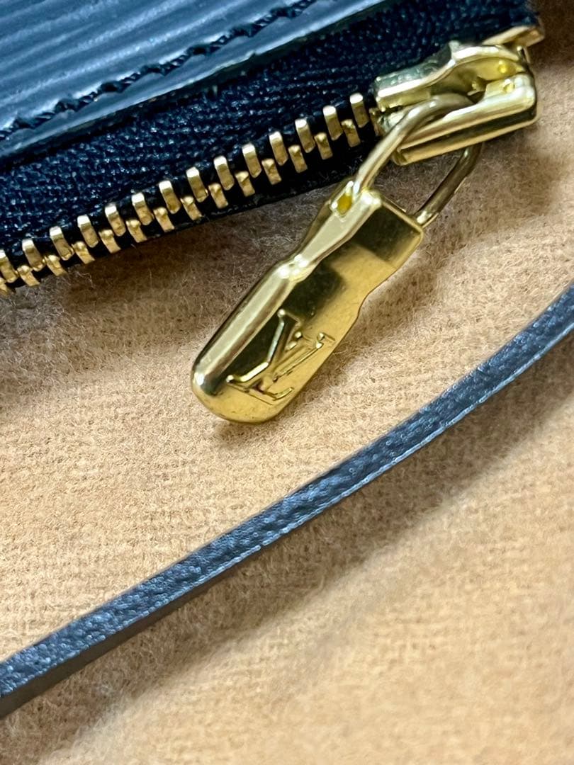LOUIS VUITTON エピ ポシェット 黒