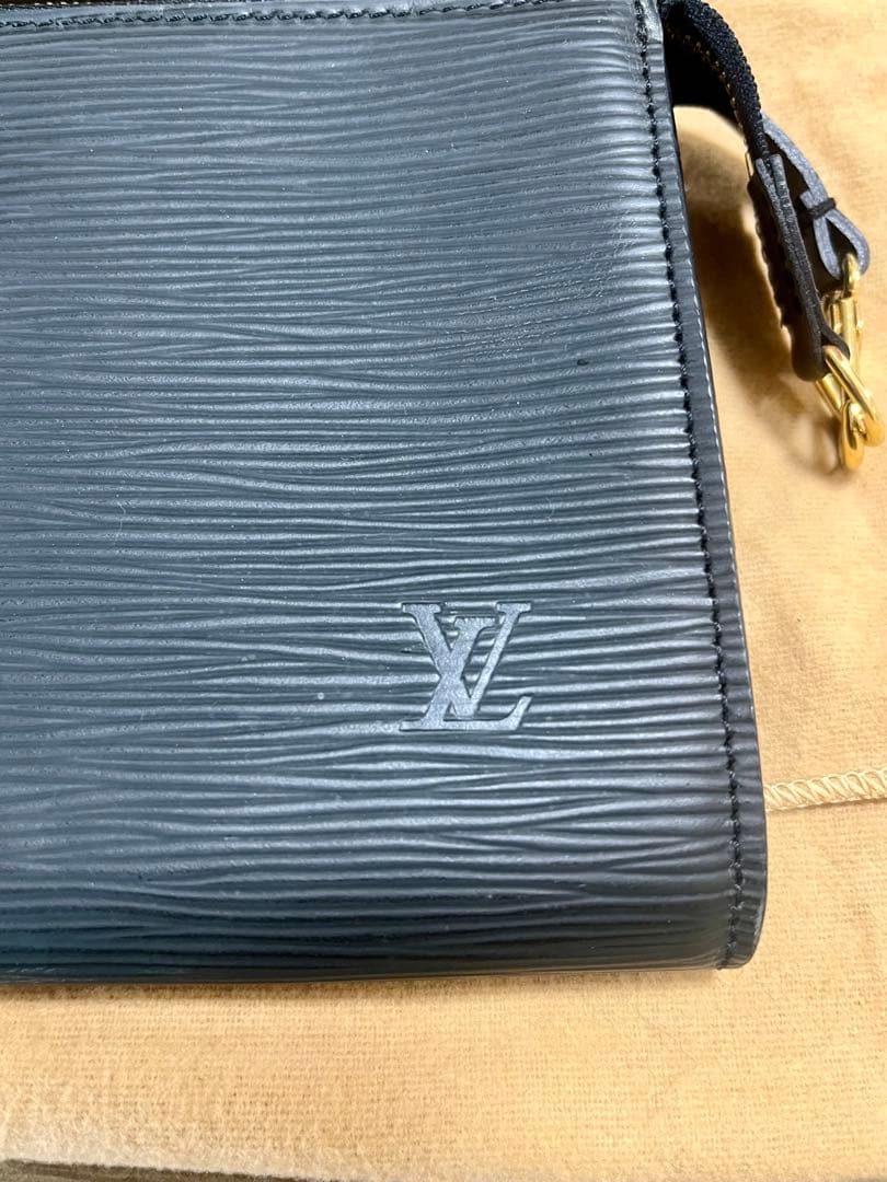 LOUIS VUITTON エピ ポシェット 黒