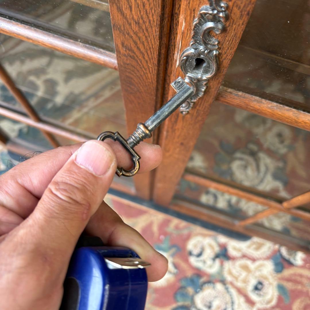 英国アンティーク 大型 木製サイドボード 窓枠風ガラスキャビネット 飾り棚