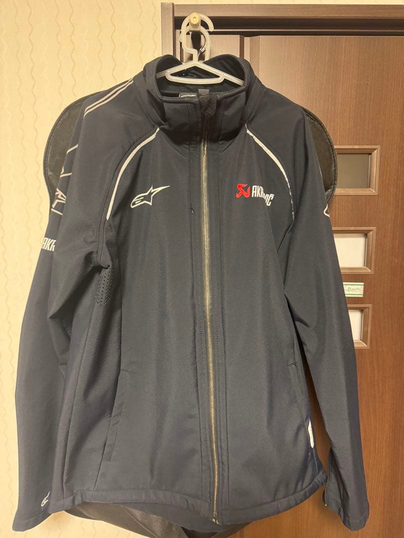 アルパインスターズ AKRAPOVIC コラボパーカー ジャケット