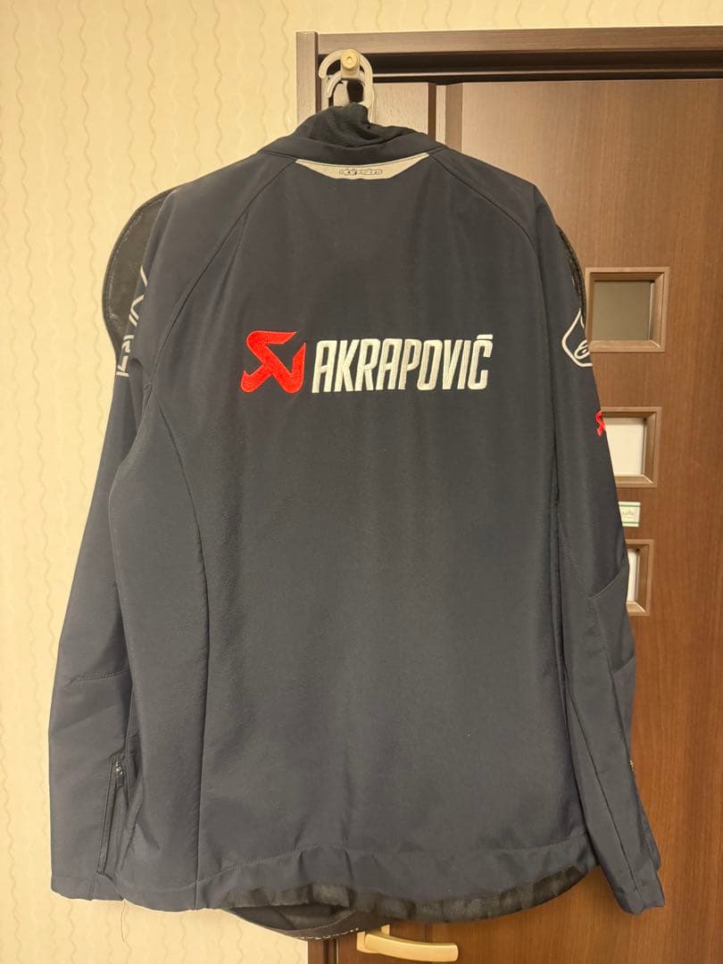 アルパインスターズ AKRAPOVIC コラボパーカー ジャケット