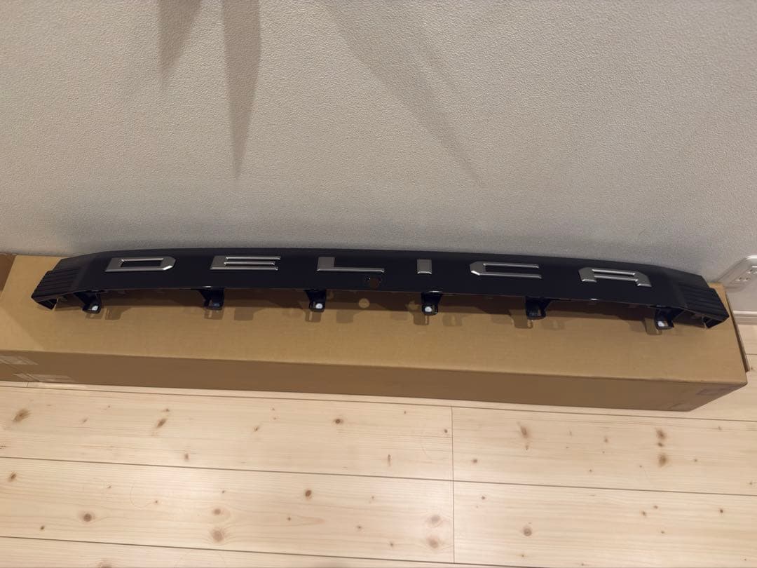 新型デリカD5純正リアガーニッシュ一体リアエンブレム