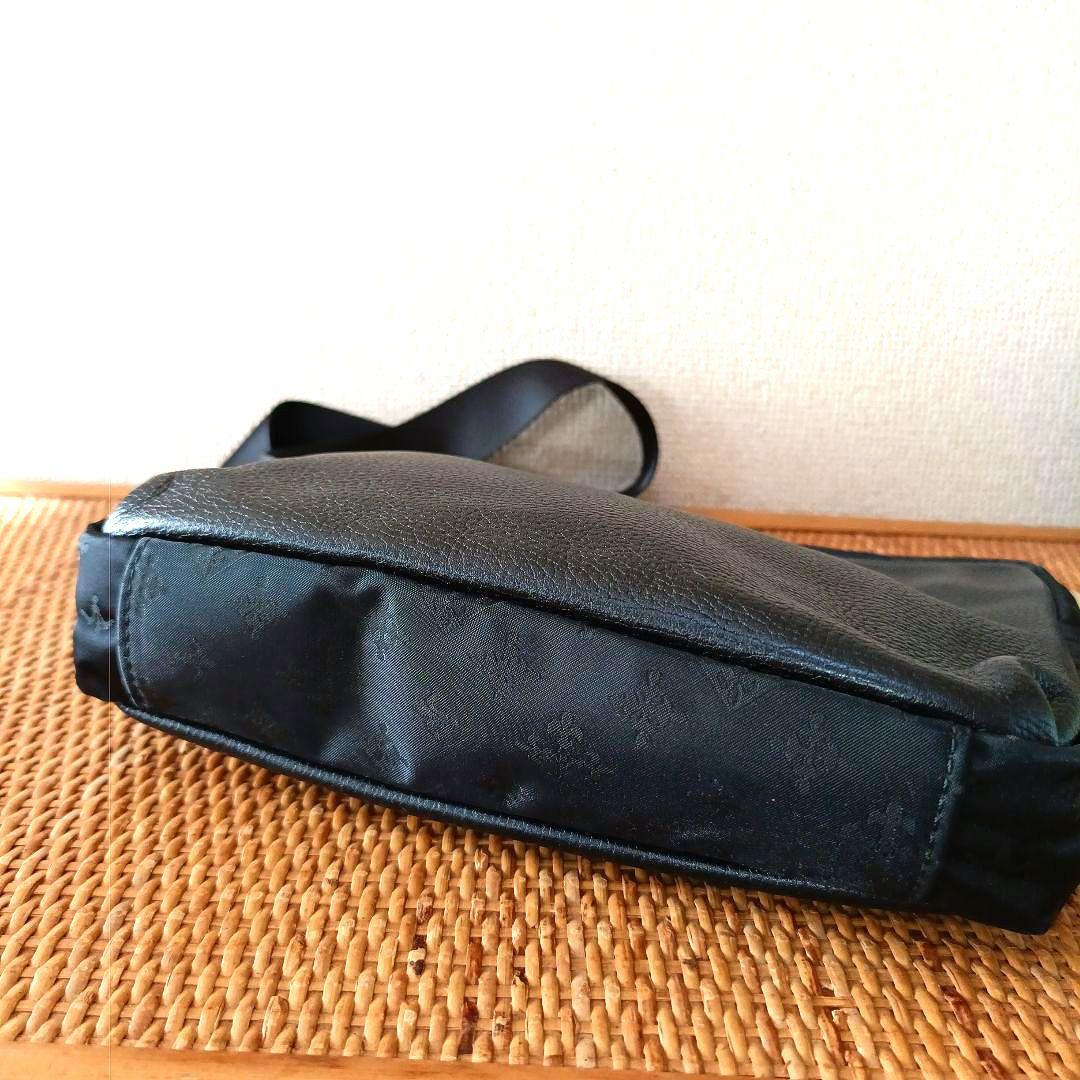 【未使用】russet ショルダーバッグ　シボ革　ロゴマーク入り　レザー　黒