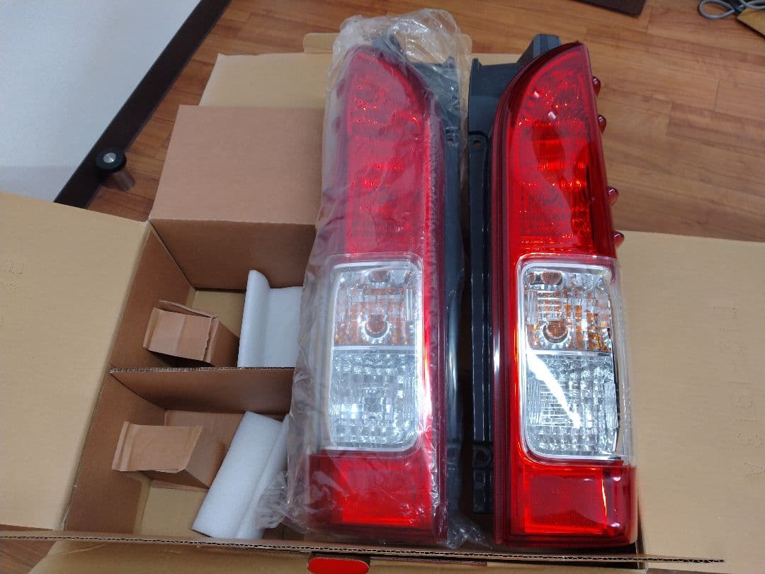 ＊値下げ!！ハイエース　200系　純正テールレンズ　新車外し＊