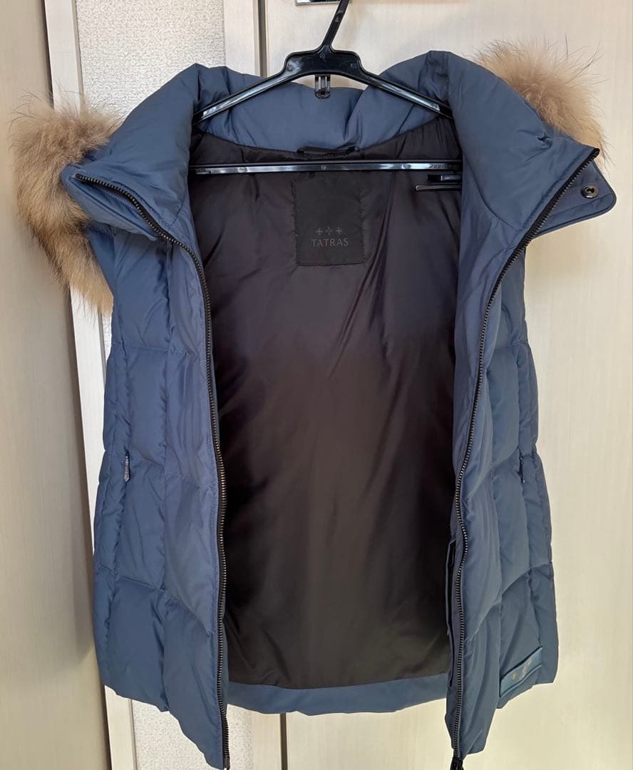 [新品未使用] TATRAS ファー付き青ダウンベスト　サイズ01