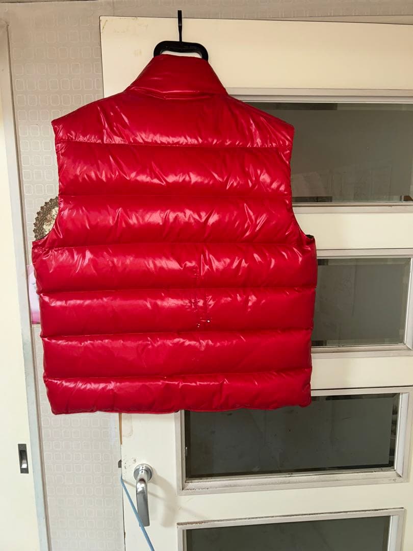 あわあわ美品MONCLERレッド ダウンベスト 前面ジッパーポケット