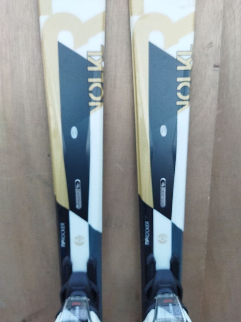 れおぱぱ　VOLKL TIP ROCKER ゴールド/黒155 スキー 板