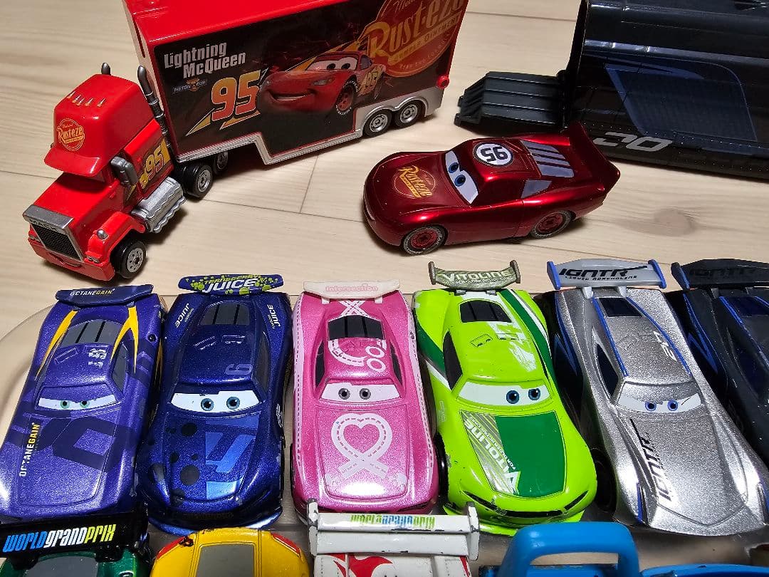 トミカ　カーズ　まとめ売り40台+トレーラー2台