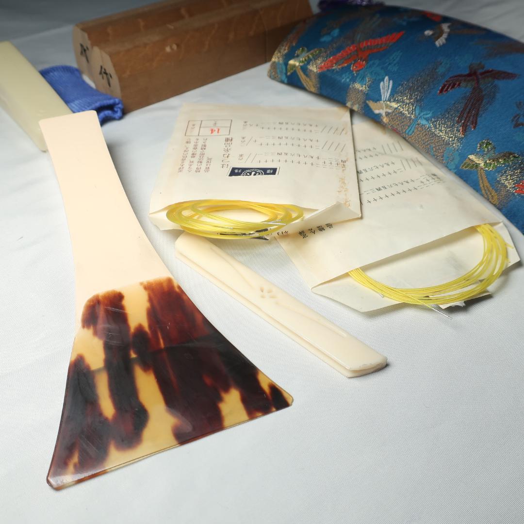 三味線 中棹 ハードケース 鼈甲撥 付属 地唄 和楽器 E26