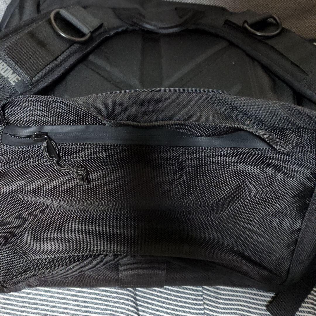 ブラックフラップバックパック