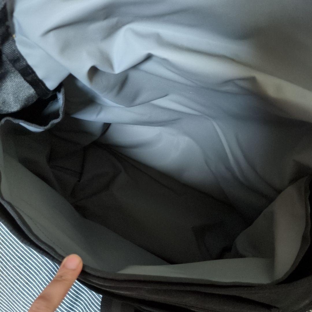 ブラックフラップバックパック