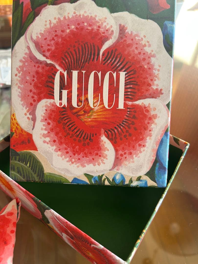 GUCCI 限定品イチゴ柄 二つ折り財布