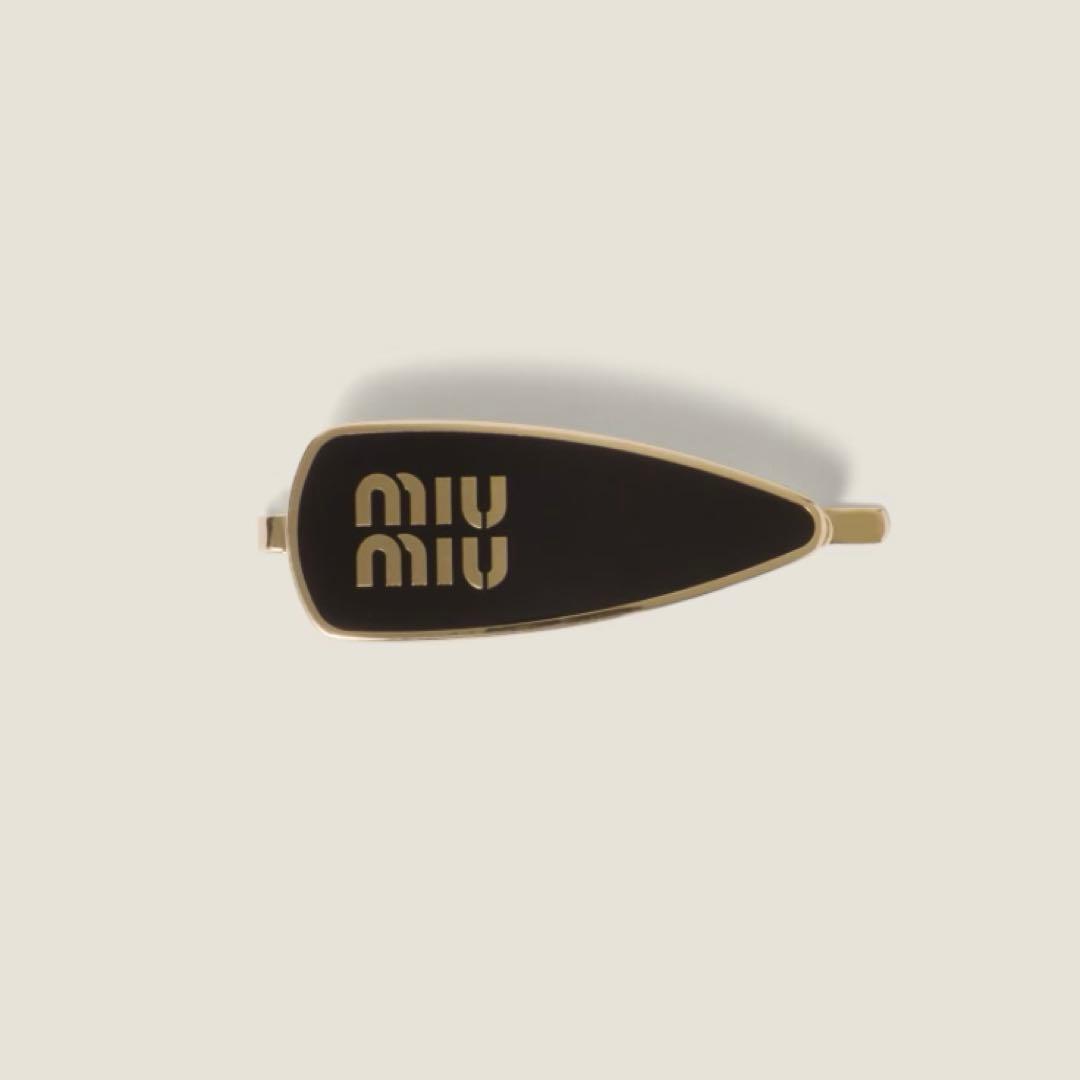 【新品未使用】miumiuエナメルメタル ヘアクリップ ブラック