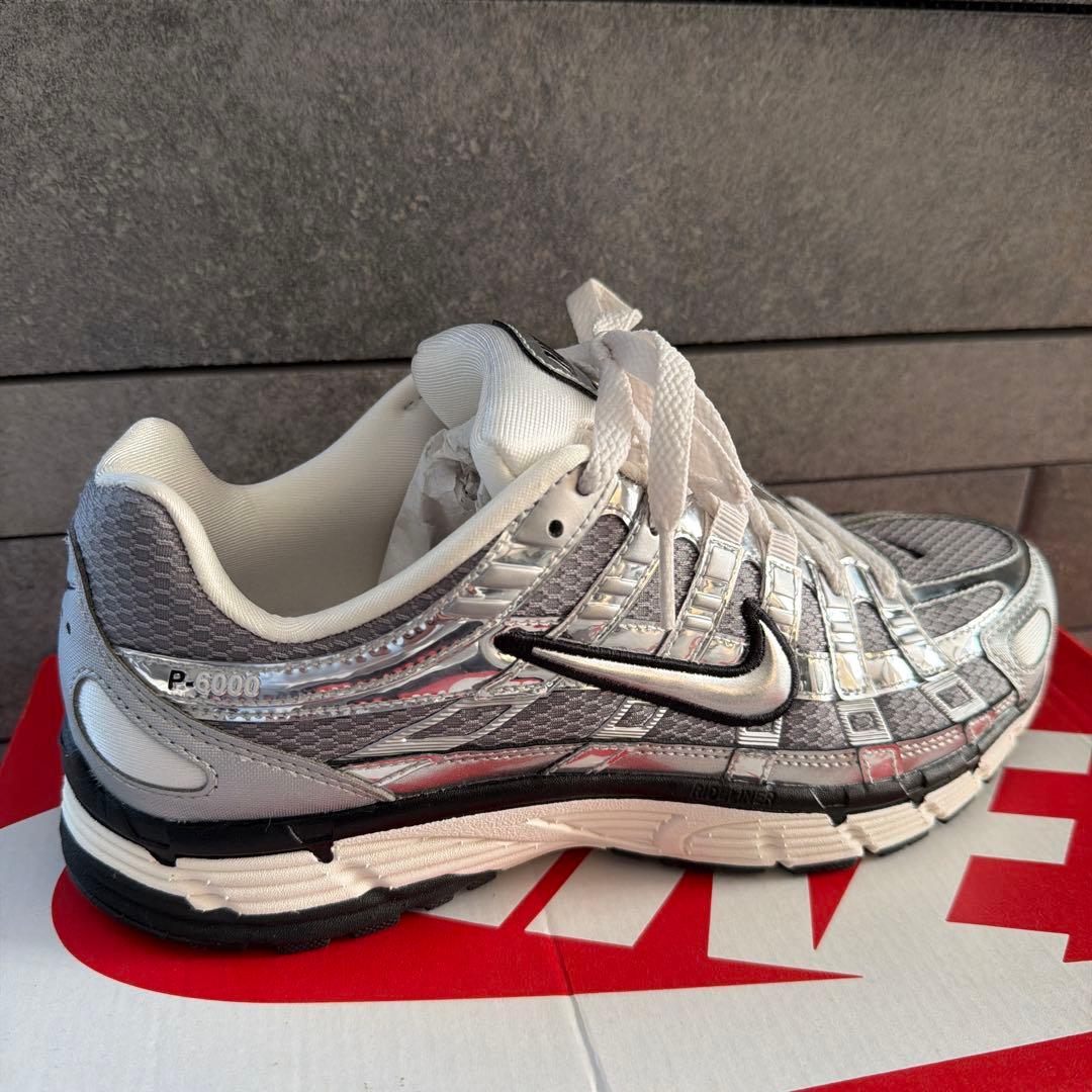 NIKE P6000 メタリックシルバー/ホワイト スニーカー 24.5㎝