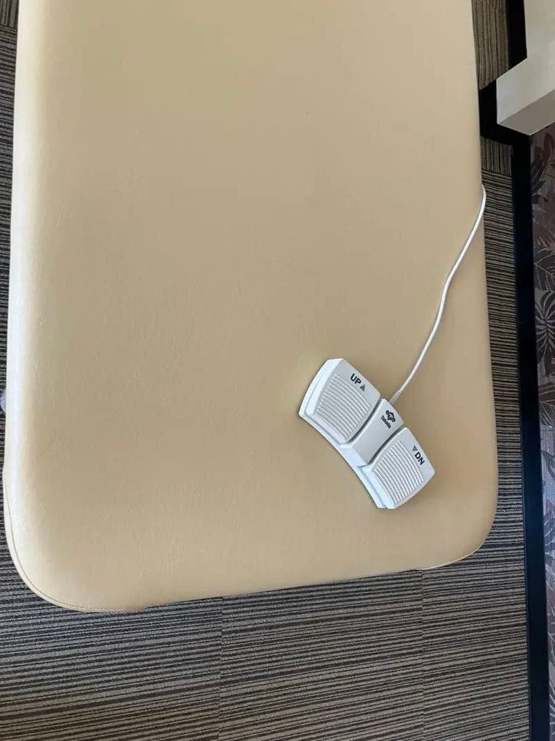 高田ベッド製作所 電動ベッド　クリーム　フェイスホール付180✖️70 高さ調整可