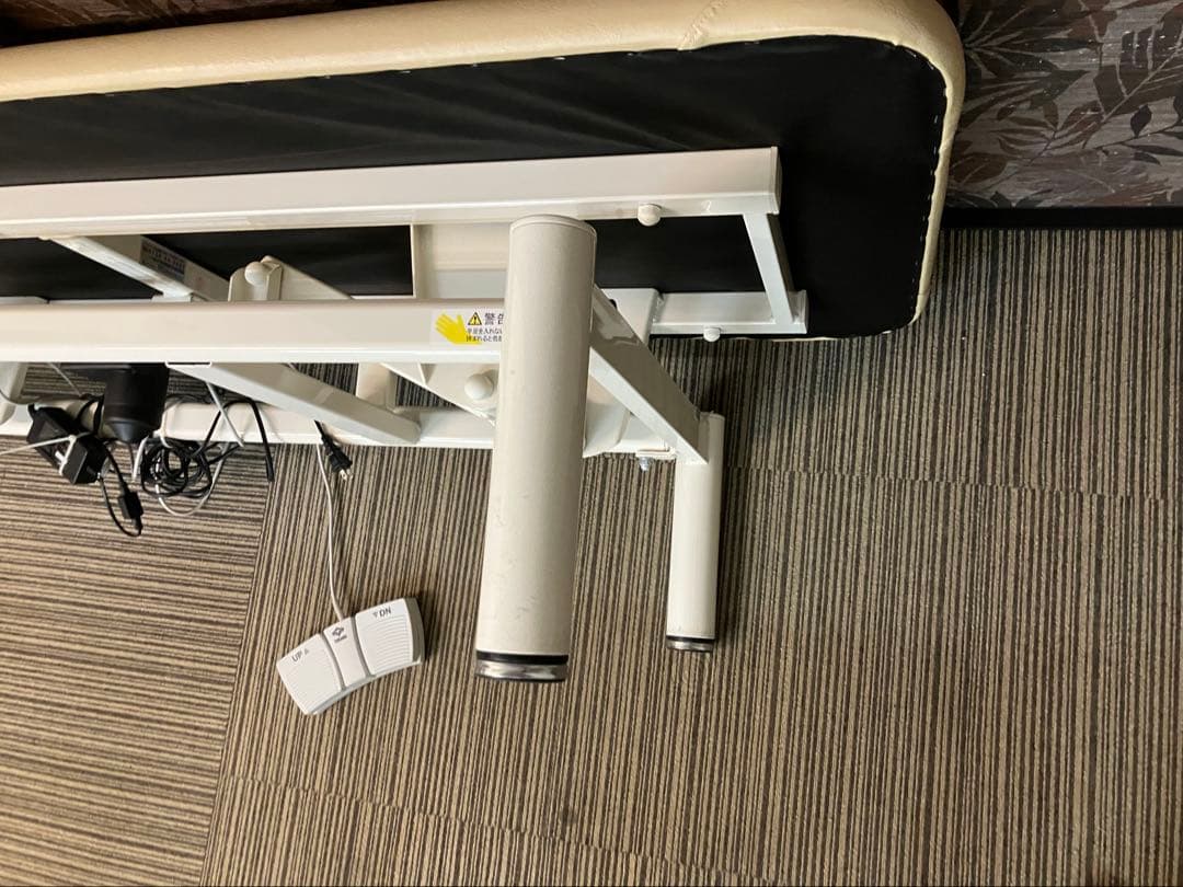 高田ベッド製作所 電動ベッド　クリーム　フェイスホール付180✖️70 高さ調整可