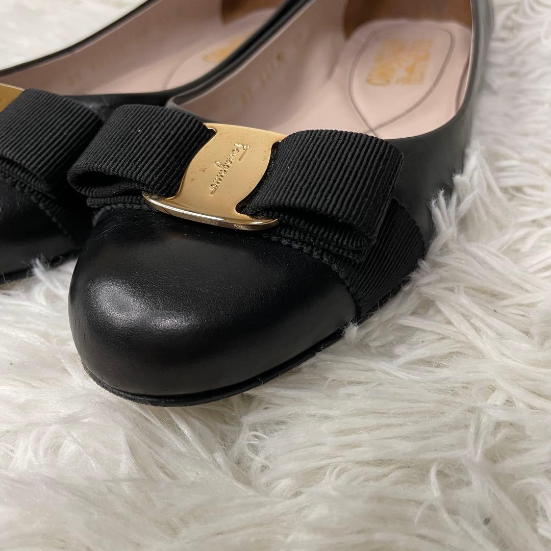 美品　フェラガモ　ヴァラリボン　フラット　パンプス　レザー　黒　金