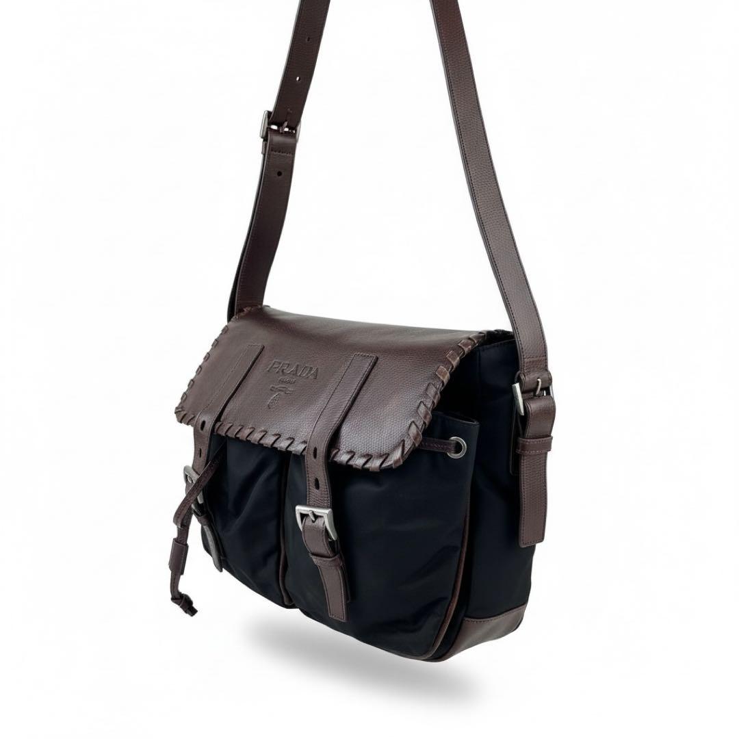 プラダ ショルダーバッグ メッセンジャーバッグ　大容量エンボスロゴ 鞄