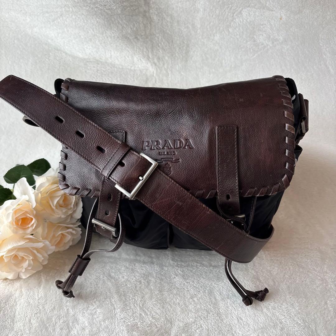 プラダ ショルダーバッグ メッセンジャーバッグ　大容量エンボスロゴ 鞄