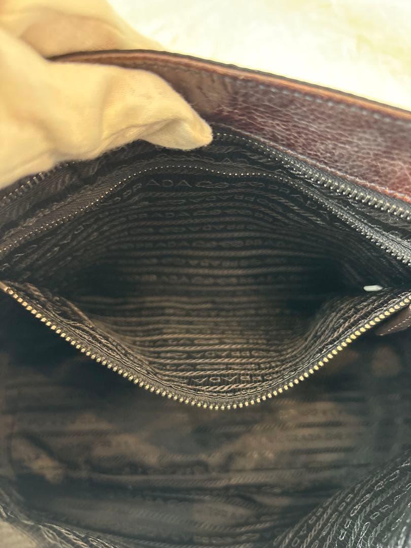 プラダ ショルダーバッグ メッセンジャーバッグ　大容量エンボスロゴ 鞄