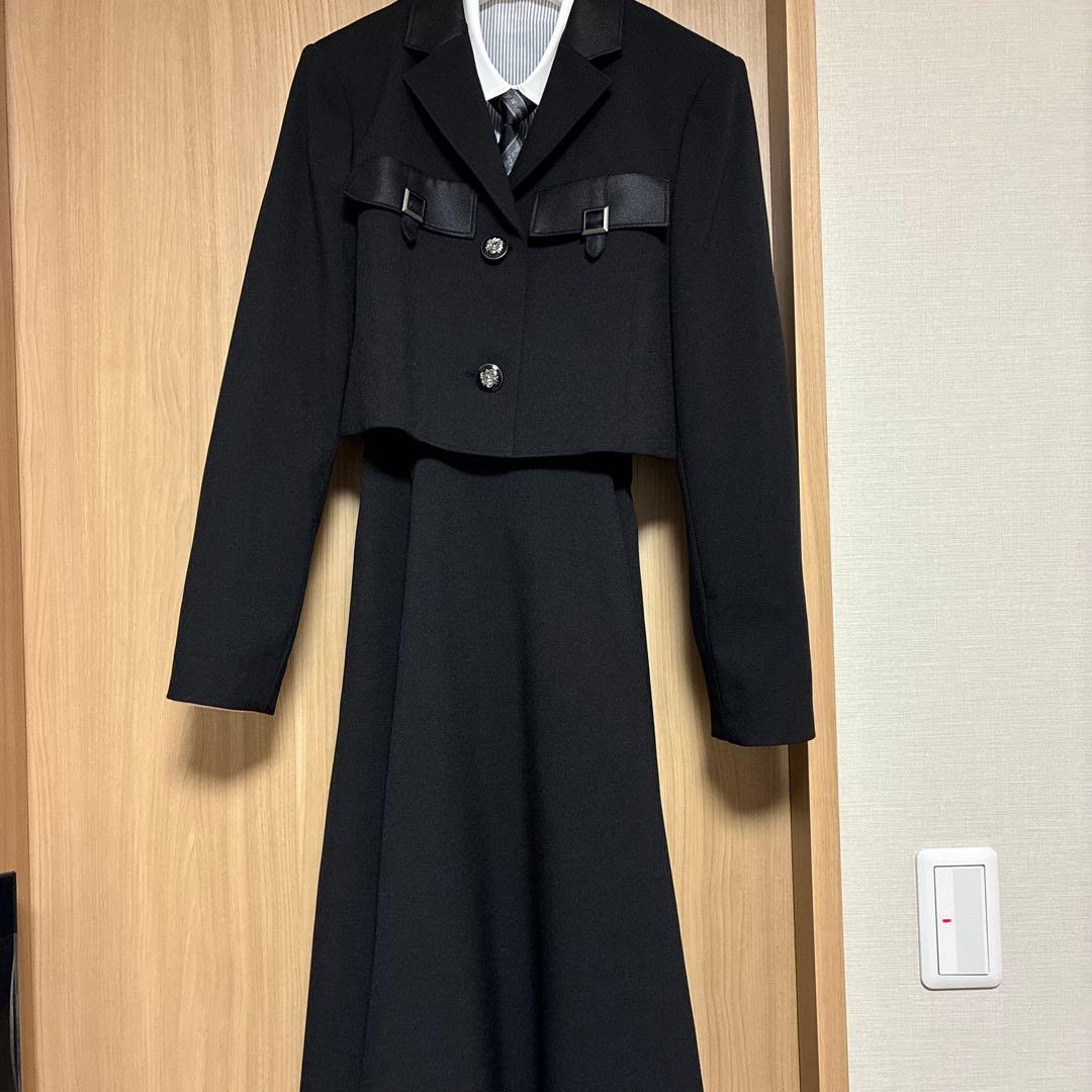 黒のコートスタイルドレス