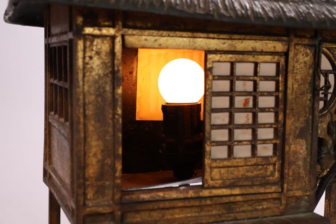 金工 銅製 葛屋灯篭 茅葺屋根 置灯籠 日本家屋 置物 ランプ【MA614】