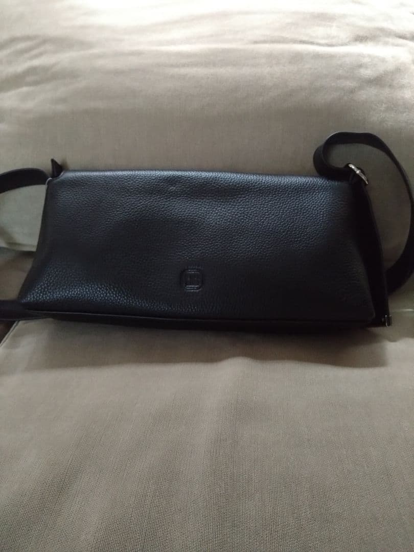 ショルダーバッグ　牛革　ブラック