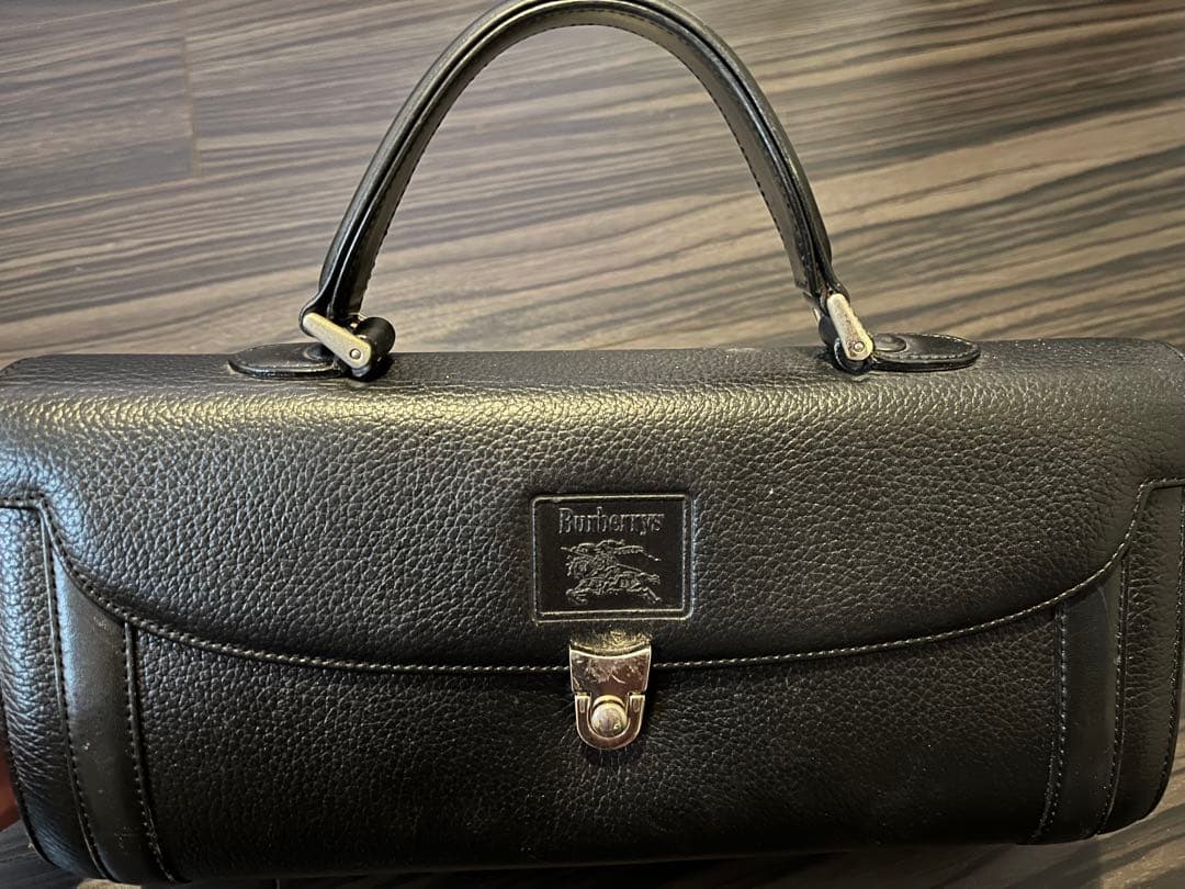 Burberry ブラックレザーハンドバッグ