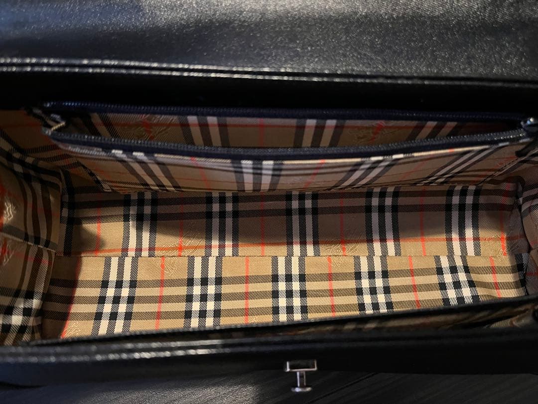 Burberry ブラックレザーハンドバッグ