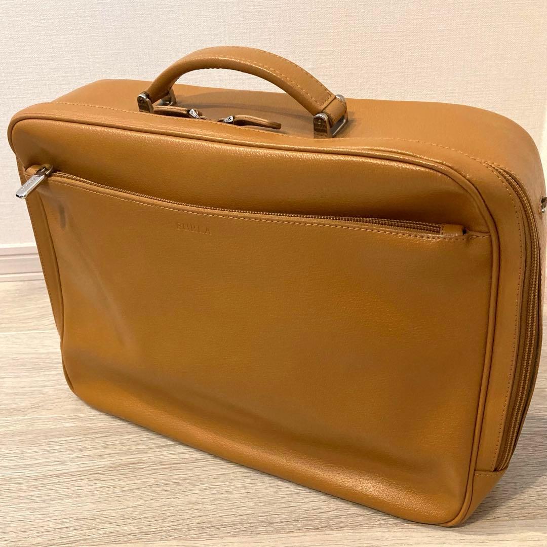 フルラ　FURLA ビジネスバッグ　ショルダー　バック　パソコン　ブリーフケース