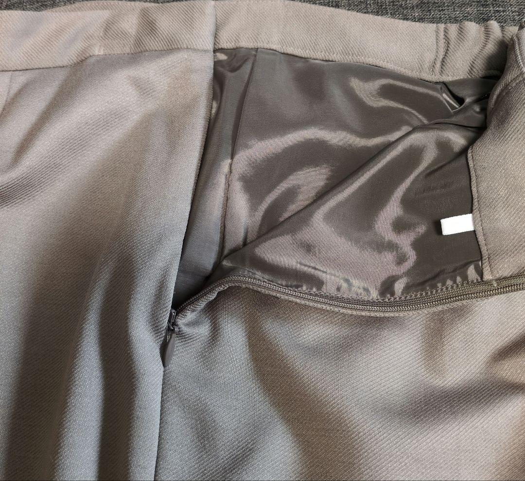 グリーンレーベルリラクシング　ベージュスカートスーツ