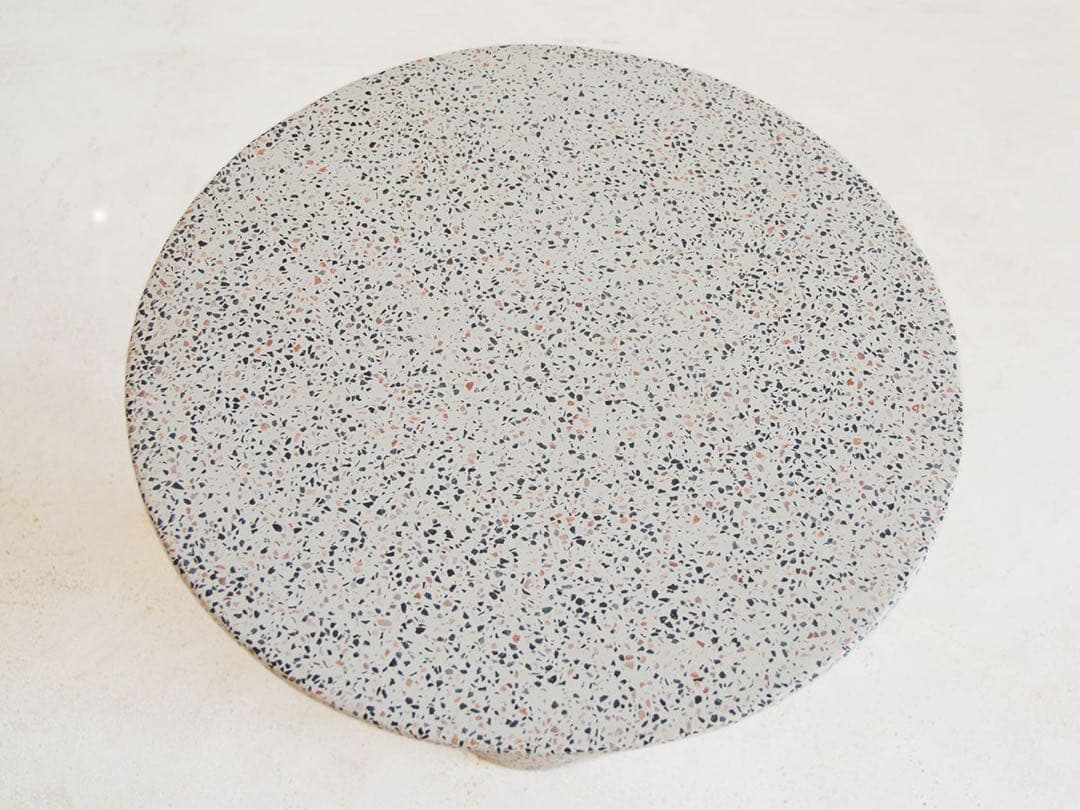 flymee購入　円形グレーコンクリート風サイドテーブル