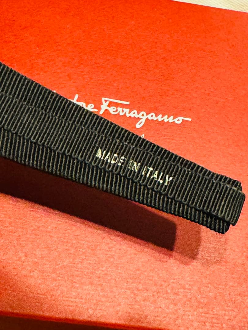 フェラガモブラッククリスタルヘアバンド