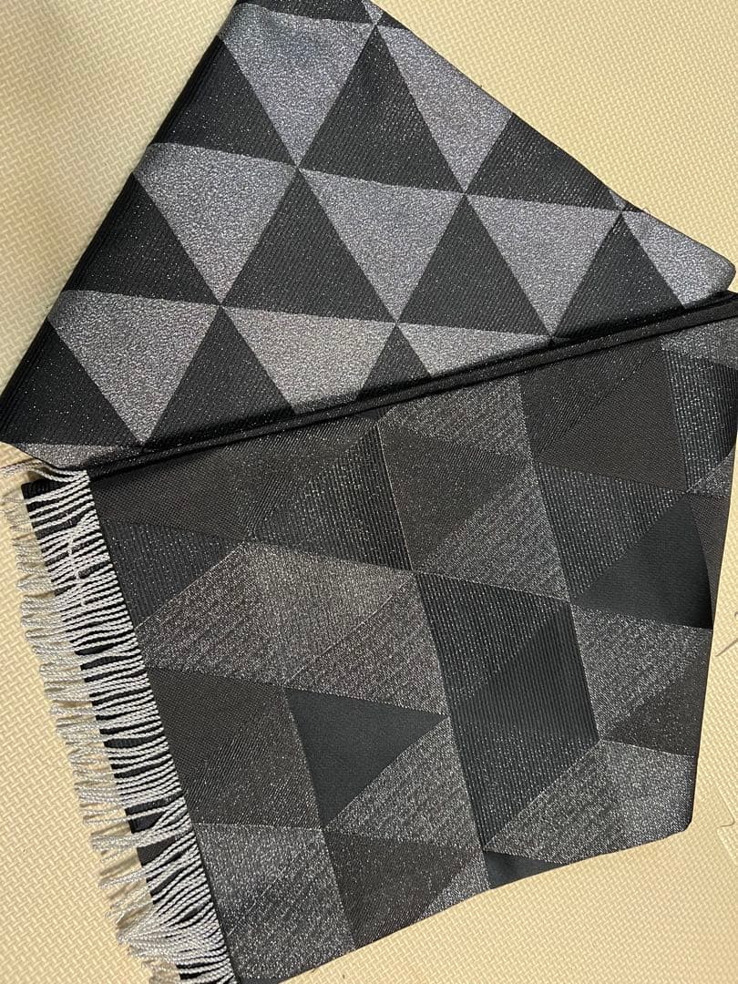 ふりふ　黒とグレーの三角模様の帯